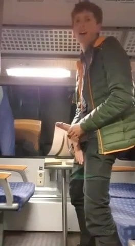 Un garçon dans le train se branle