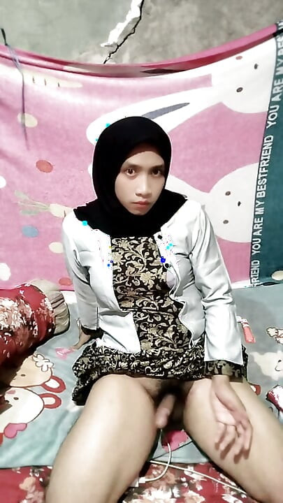 Beautiful Blonde in Kebaya Returns to Kondangan