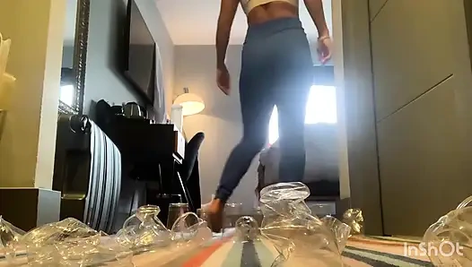 Cewek-cewek raksasa kentut di seluruh kota