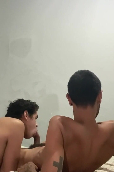 いたずら好きな若い男性二人がキスをし、ウェブカメラで見せている