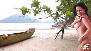 Un couple sexy trouve une île déserte et y baise passionnément pendant plusieurs jours