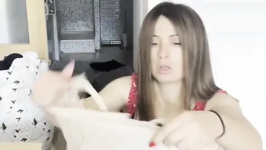 Allein-Spaß in Umzugskartons