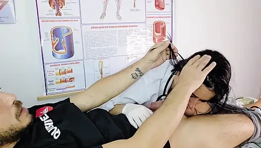 Gerçek bir hemşirenin oral seksi, hastanın ereksiyona şaşırıyor