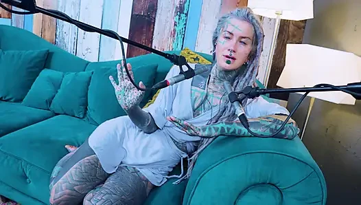 Z hakkında konuşuyorum - zeal - asmr podcast sfw konuşuyor gotik sıska kız dreadlocks dövmeli model dövmeli kız