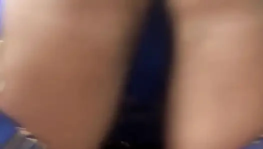 Mavi iç çamaşırlı deri ceketli twerk azdırıyor