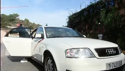 Blondes schätzchen verführt Taxifahrer bei dampfender begegnung