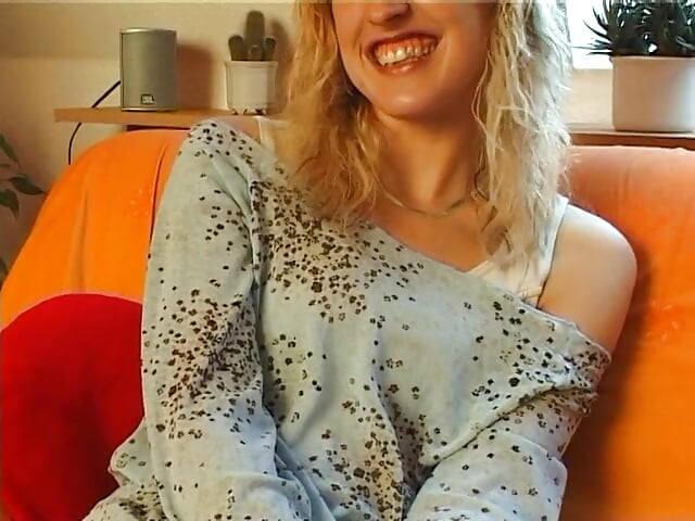 Une belle blonde aux seins percés se caresse la chatte au casting