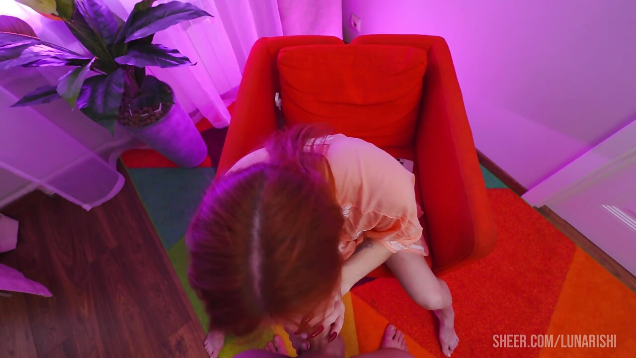 풋잡 기술을 발휘하는 마른 빨간 머리 섹시녀