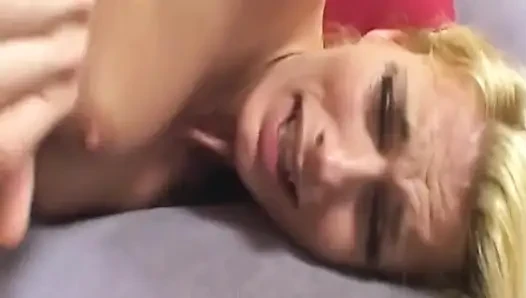 Tante seksi rambut pirang dientot habis-habisan sama kontol besar sampai dalam banget