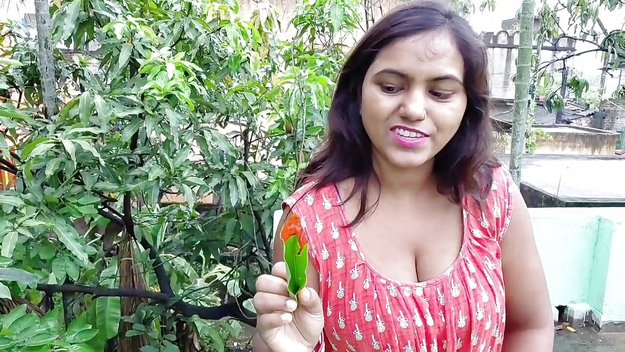 Apne he stepsister ki friend ko virgin pussy fuck kiya or pussy ros nikal kar jiv se chata,gud ki ros pilaya..