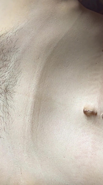 Primer plano de una madrastra milf con un coño peludo y una corrida