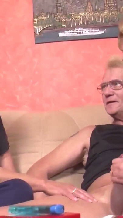 Deutsche Schwestern ficken mit dem notgeilen OPA | Clip 1