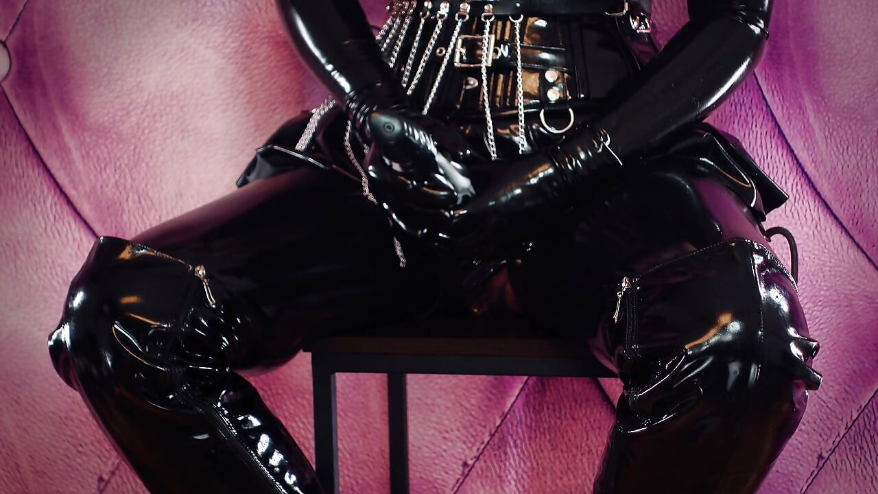 Látex com cinta-caralho Sissy Fuck Point of View Femdom POV video - rubber Mistress dirty talk (Arya Grander)
