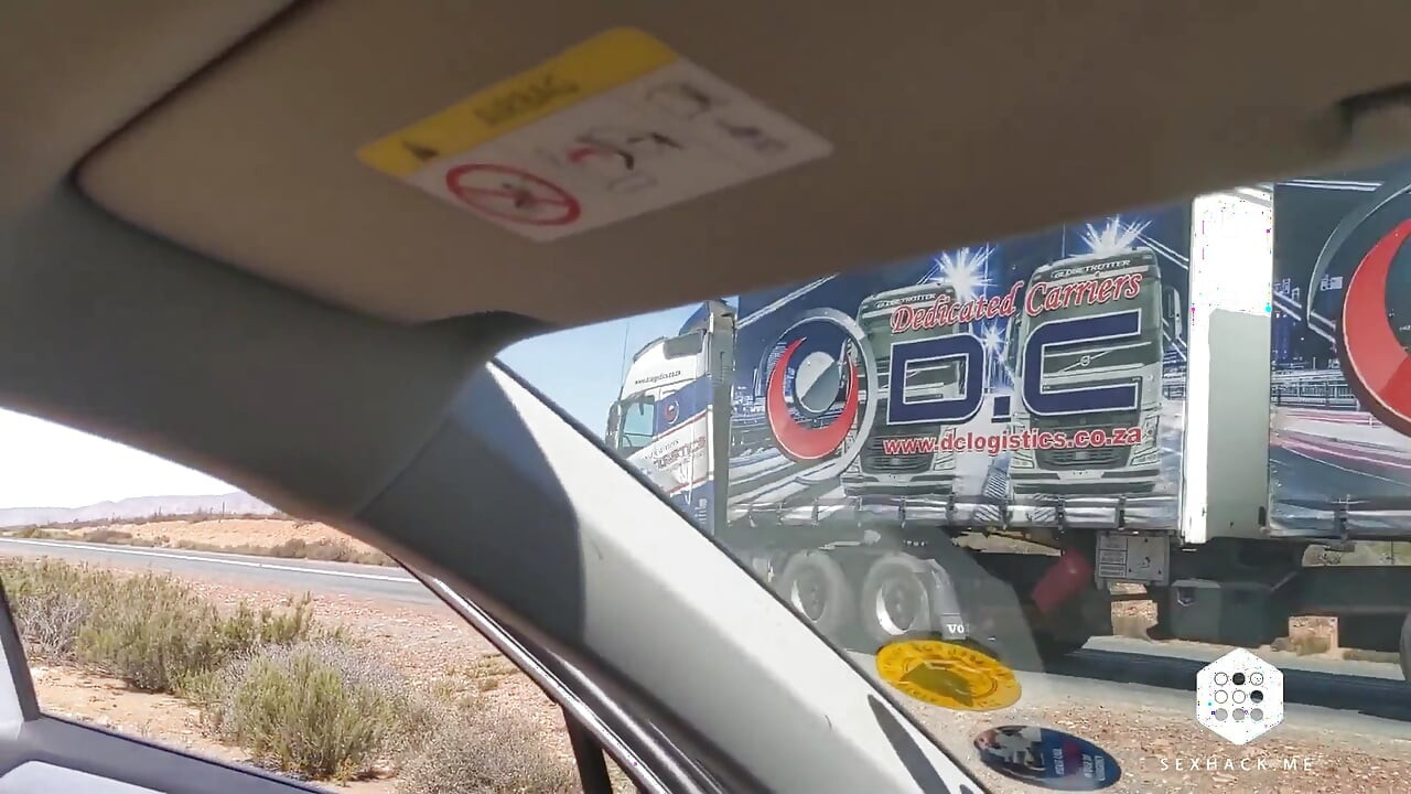Igračke na otvorenom, prskanje, pušenje i pišanje u pustinji - Auto ekshibicionist