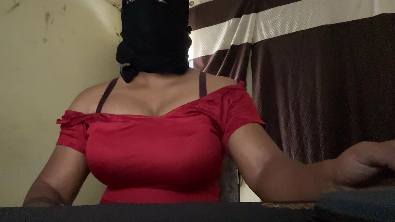 Büyük memeli travesti kırmızı takım elbiseli şalvarla azdırıyor