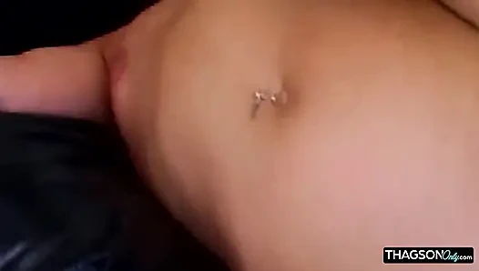 Блондинку Ahegao пальцами до пульсирующего взрыва оргазма