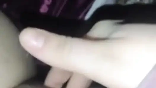 Fingering memeknya sambil masturbasi