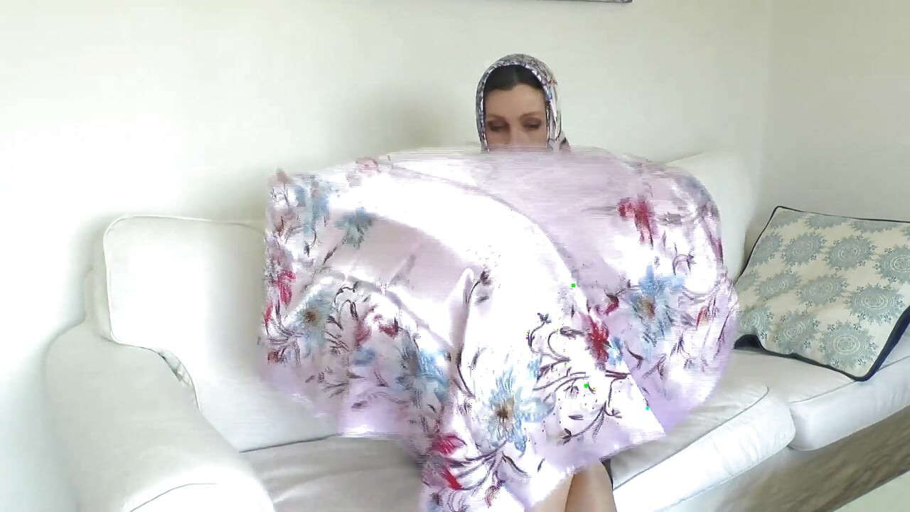 Λάτρης του σατέν κασκόλ και χύσιμο σε ένα γυαλιστερό σατέν μαντήλι, Lady Victoria Valente