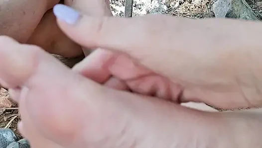 Geh auf die knie und verehre unsere süßen zehen mit deinem mund