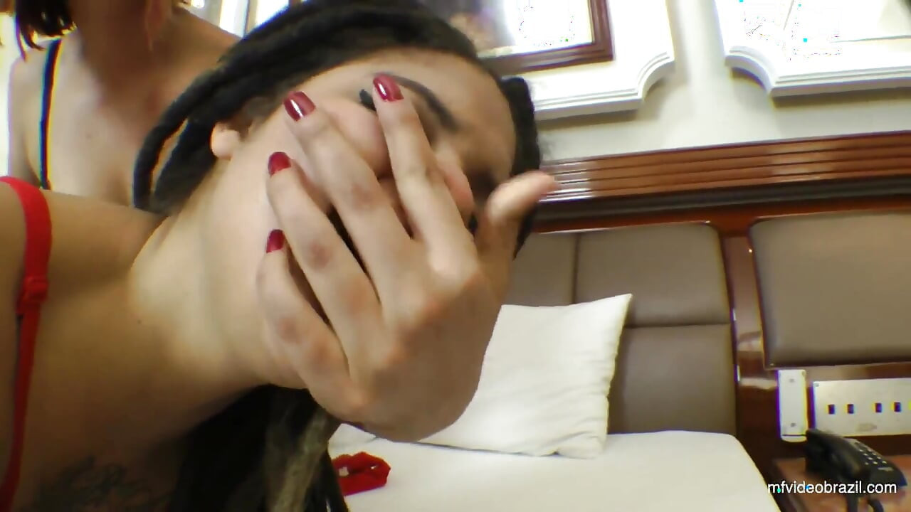Hands fuck by Larissa Red and Melzinha