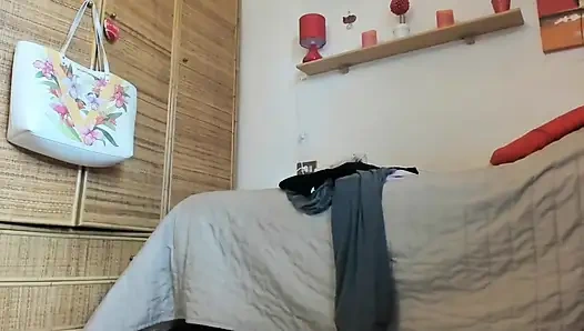 Güzel İtalyan orta yaşlı seksi kadın büyük lastik yaraklarla götünü parçalıyor