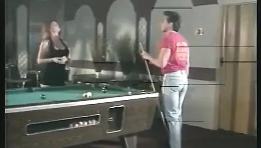 Vollbusige MILF wird auf dem billardtisch geschraubt