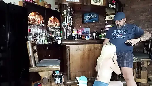 Bir sarışını yüze boşalmak için yarakla