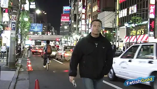 Миниатюрной азиатской студентке пробурил ее волосатую киску пожилой мускулистый мужик