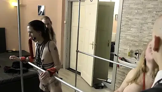 Meliss und Zoë bekommen spanking