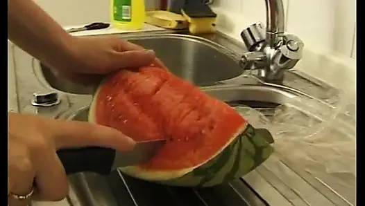 Remaja pirang dengan pantat bulat mengisap kontol dan disetubuhi di dapur