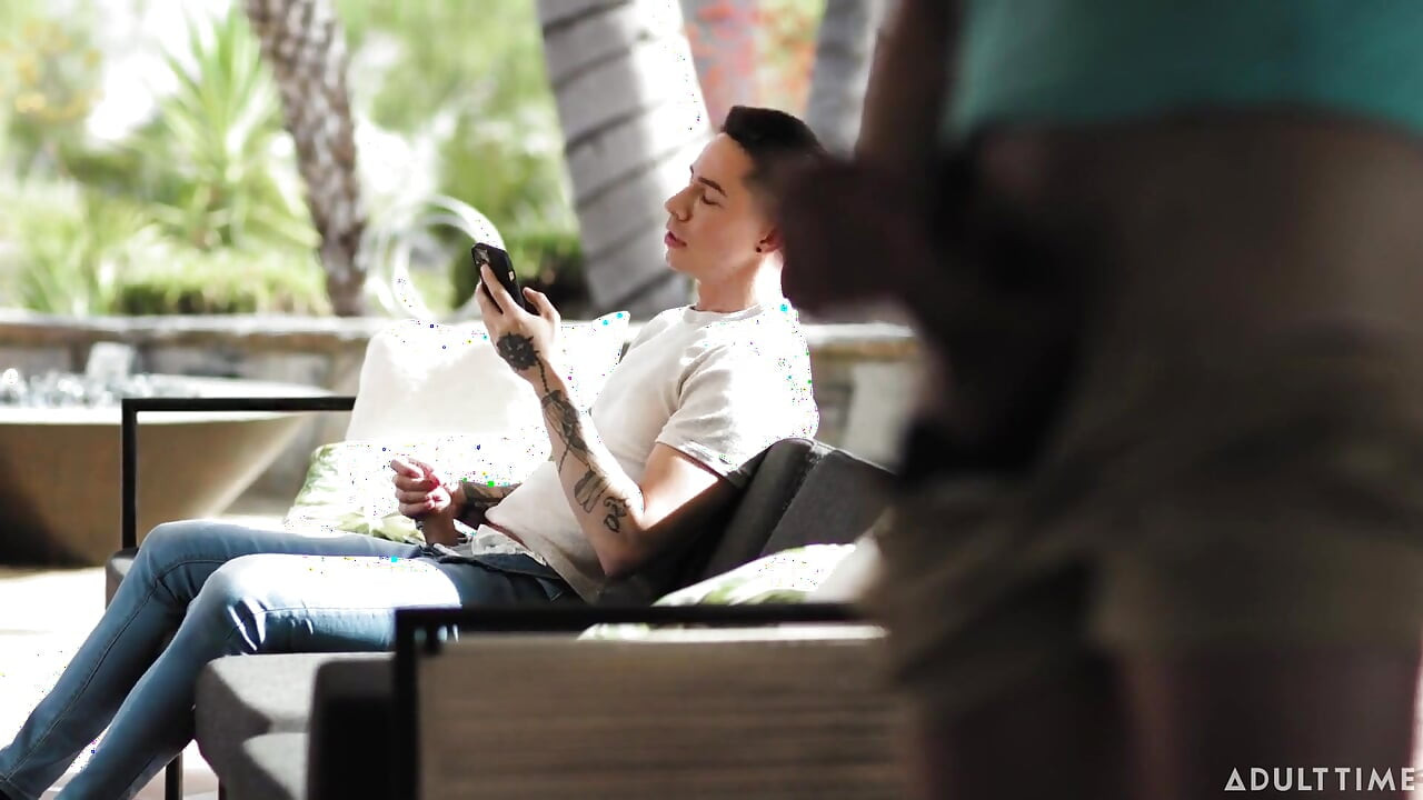 Heteroflexível - Garanhão Michael Boston pegou amigo Vincent O'reilly se masturbando em sua sala de estar