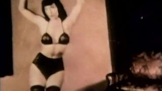 Morena bruxa atrai o público em lingerie (vintage dos anos 50)