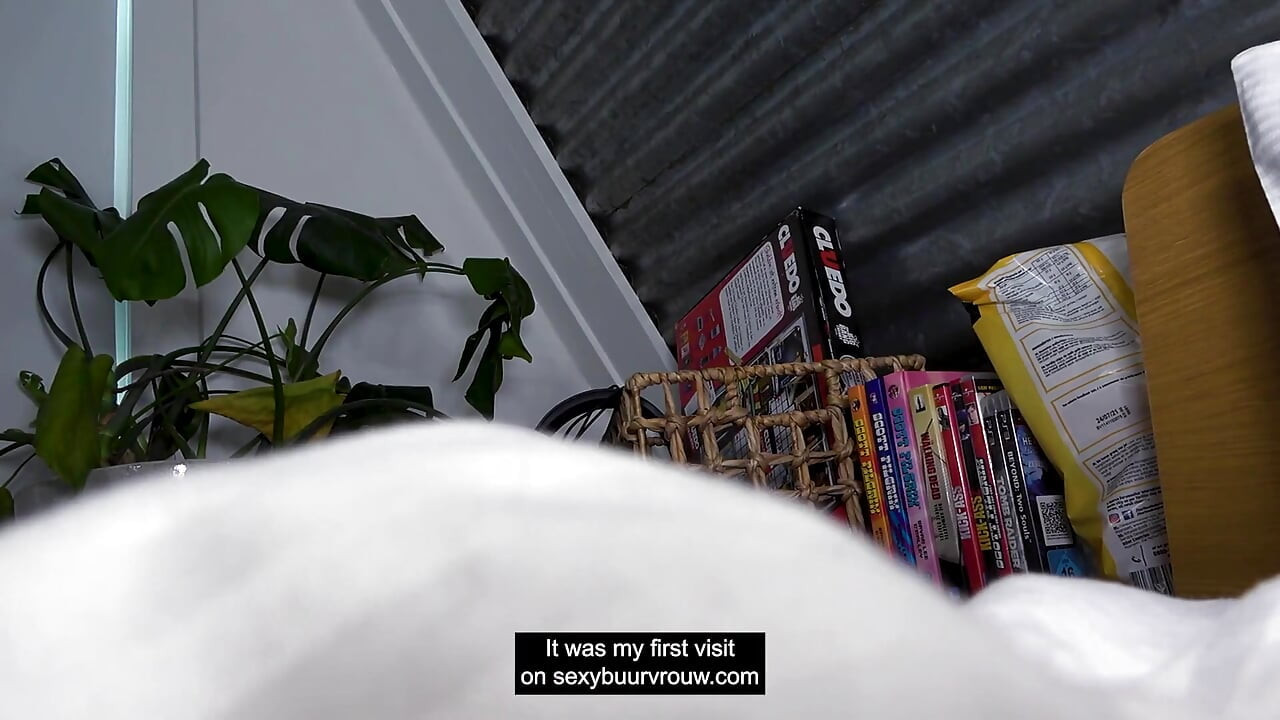 Dutch porn: He fucks, she eats chips! Sexybuurvrouw