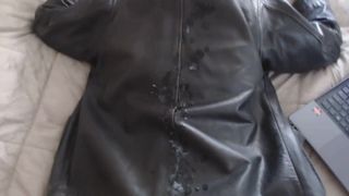 Ejaculação na jaqueta de couro da minha esposa