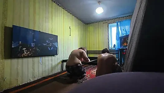 Kamera arkası, kesilmemiş. Yeni bir seks yatağı inşa ediyoruz