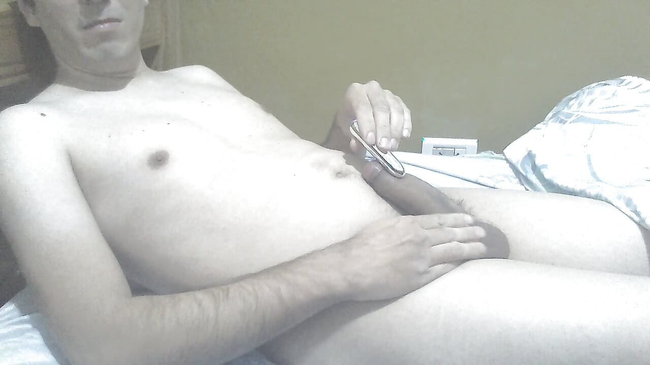 White man handsfree cumshot using vibrator
