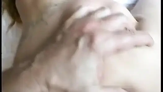 Dia menunjukkan payudaranya yang cantik melalui jendela sampai dia tidak tahan lagi ...