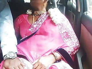 Сексуальная тетушка Telugu в сари говорит грязно и занимается сексом в машине с водителем, часть 2
