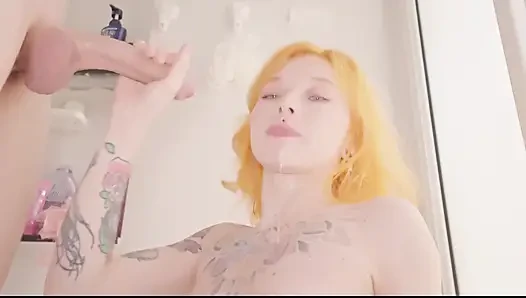 Ich habe meinen mitbewohner unter der dusche erwischt und konnte sich nicht verweigern, ihm mit seiner morgenlatte zu helfen