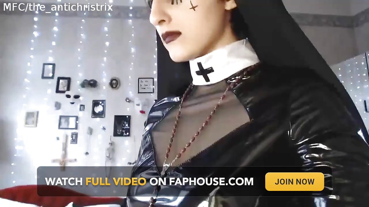 Călugăriță satanică sexy