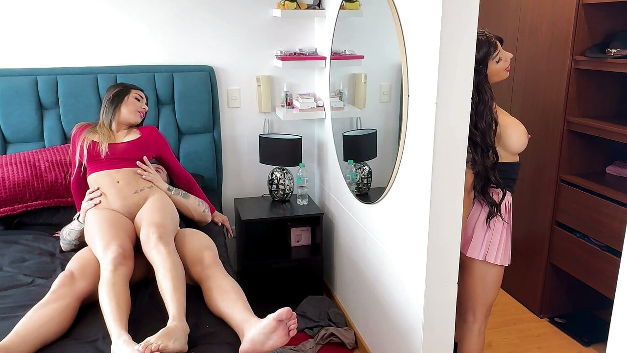 Fantasi seks adik tiri! Dia melancap semasa menonton abang tirinya mengongkek teman wanitanya! Dia juga dikongkek!