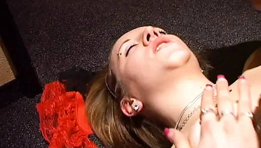 Aku akan menyetubuhimu di sini di lorong!