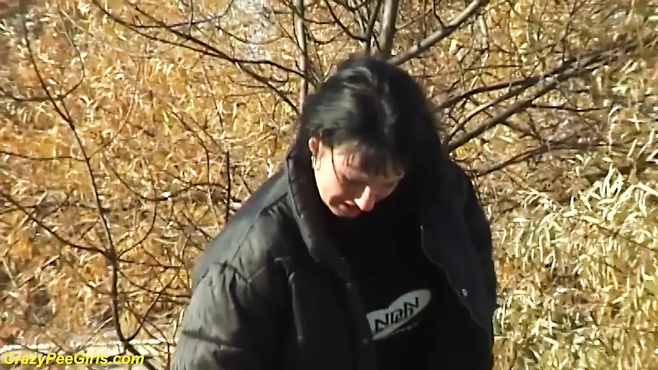 连裤袜女孩在楼梯上撒尿