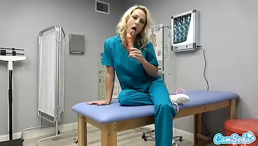 Reife Blonde Krankenschwester Sydney Hail Masturbiert Bei Der Arbeit