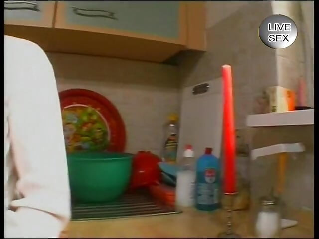 สาวร่านทําให้เขาแข็งด้วยหีแก้ผ้าของเธอ