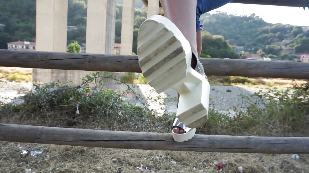 Mistress Diva del Tubo shows her shoes