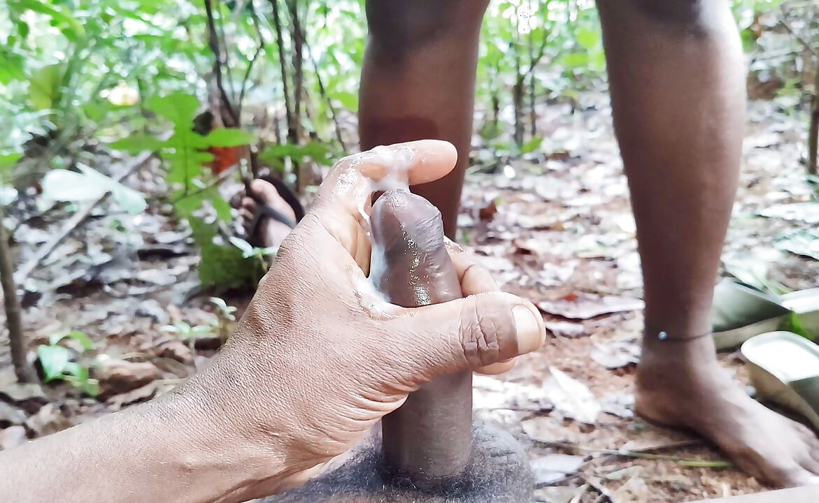 जंगल मैं अपने प्रेमी का लंड चूस रही हूं और मुझे चुदाई में मजा आता है