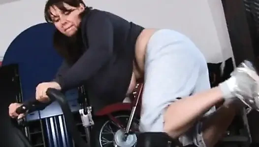 Büyük memeli orta yaşlı seksi kadın kızların dvd'sine dokunmayı seviyor