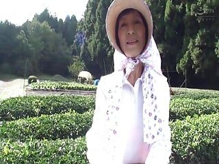 Mulher madura que dirige uma plantação de chá em Shizuoka decidiu aparecer em um av alguns anos atrás