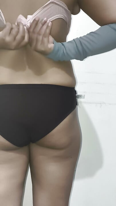 HOTTYLOVELY kendi kendine seks yapıyor